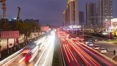 4k实拍城市夜景交通运输夜晚下的车流视频的预览图